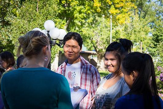 About 50 newcomers, teachers, coordinators, 翻译和博天堂官方的学生参加了百年纪念村博物馆之旅. 博天堂官方的学生研究人员与当地难民社区的格里利高中学生合作，将于11月创建一个在线演示. Tracey Clay (BA-13)拍摄