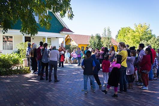 About 50 newcomers, teachers, coordinators, 翻译和博天堂官方的学生参加了百年纪念村博物馆之旅. 博天堂官方的学生研究人员与当地难民社区的格里利高中学生合作，将于11月创建一个在线演示. Tracey Clay (BA-13)拍摄