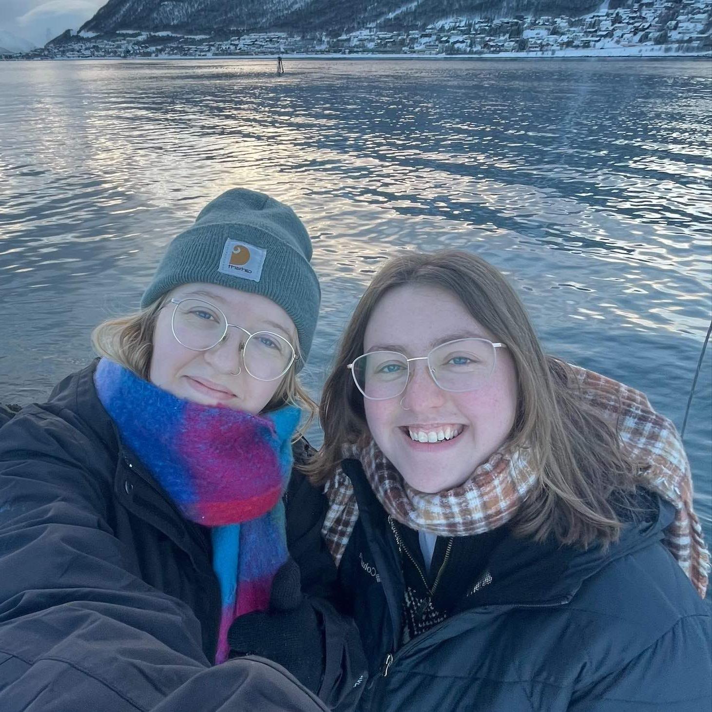 Kennedy Dechant and Penny Nichol in front of a s现在y mountain